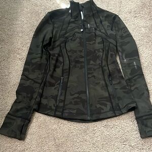 Excellent condition women’s Lululemon define jacket size 4